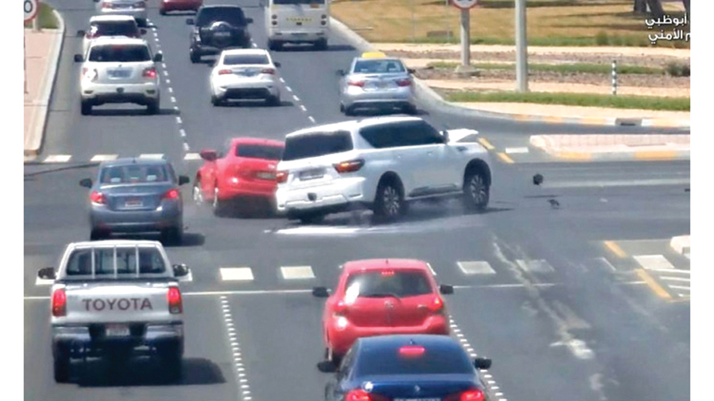 استخدام الهاتف أكثر مخالفة مرورية تسبب حوادث في أبوظبي