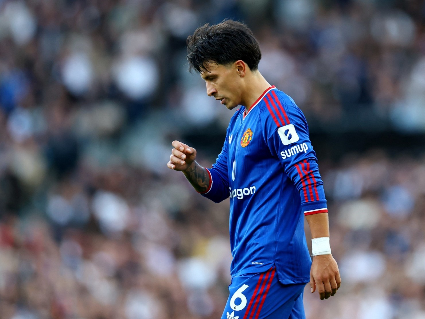 برشلونة يستهدف ليساندرو مارتينيز وسط خلافات مع مانشستر يونايتد