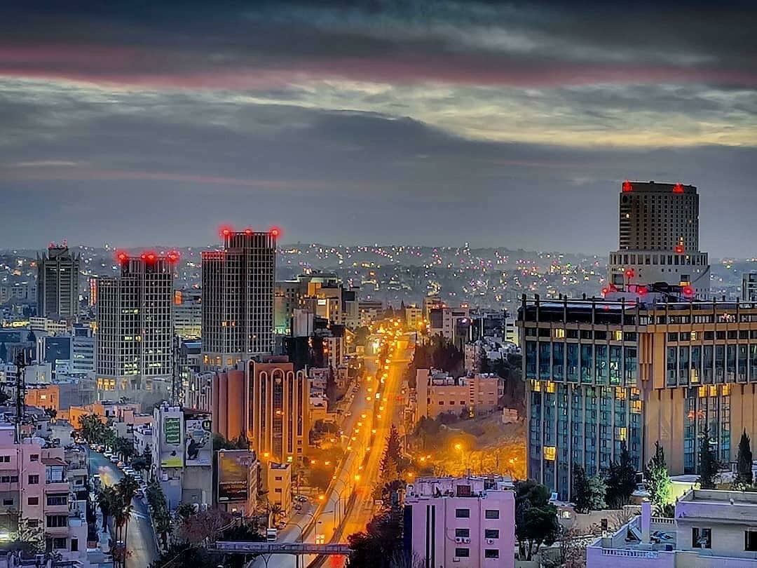 الأردن: تعويض طفلة 32 ألف دولار لأن شَعرها التفّ على شواية دجاج في مطعم