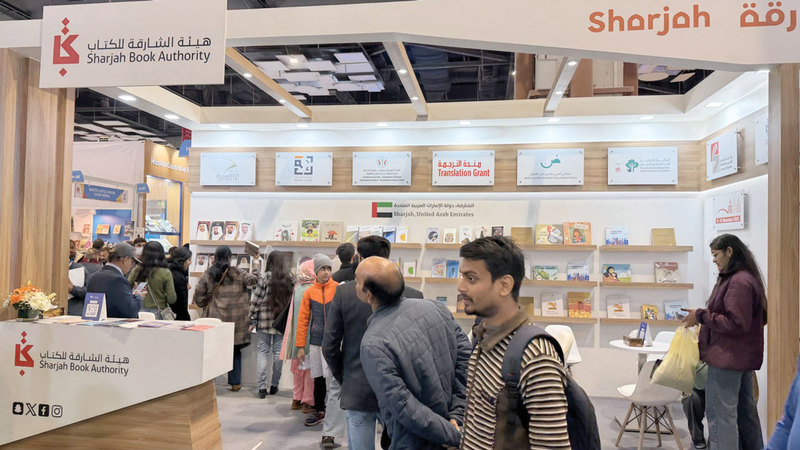 جناح الشارقة في «نيودلهي للكتاب» يحظى بإقبال لافت