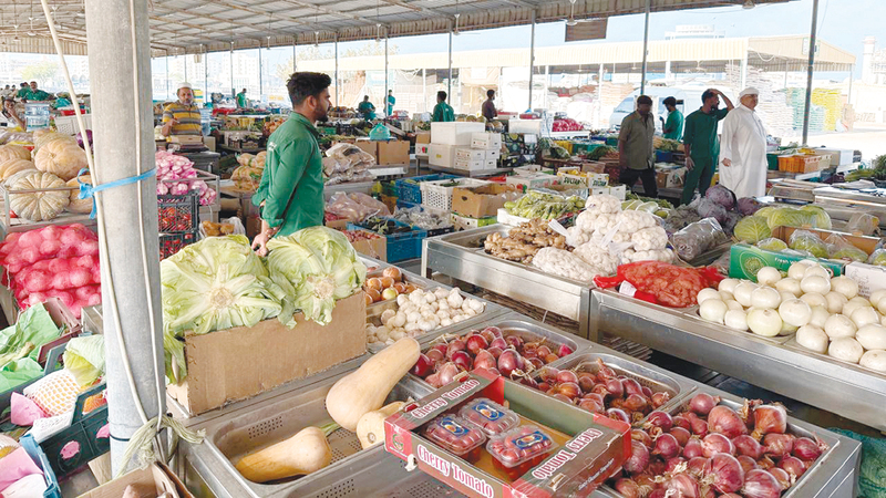 البيع بـ «الصندوق» يحرم أسراً التبضع في «سوق الجسر» برأس الخيمة