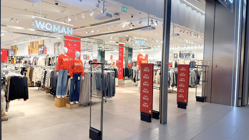 التصفيات وعروض «نهاية الموسم» ترفع المنافسة بين المتاجر والمنصات الإلكترونية