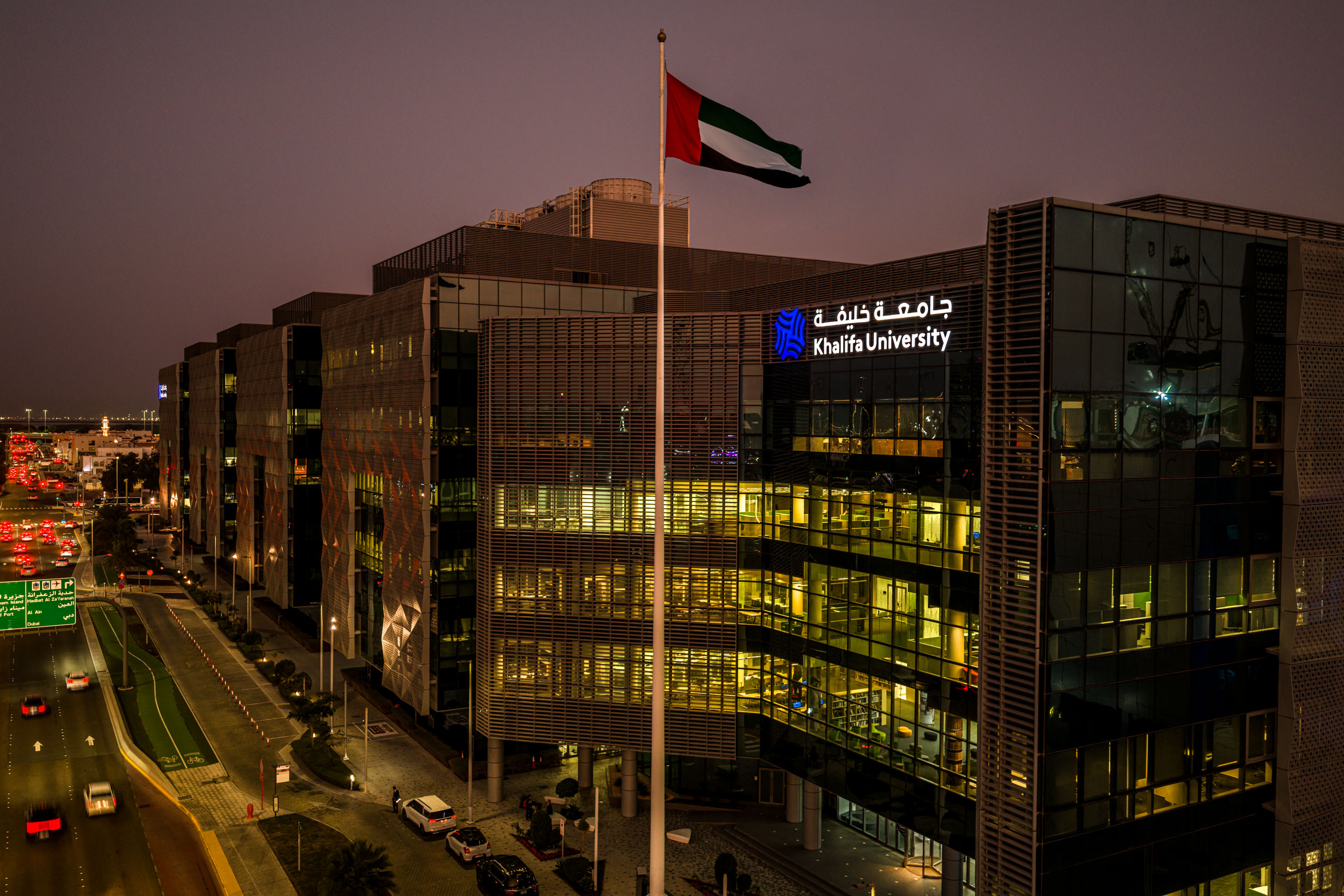 جامعة خليفة تطور أول نموذج لغوي للذكاء الاصطناعي في العالم بنطاق الترددات الراديوية