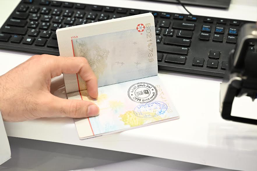 ترحيباً بسفراء المعرفة في مطارات دبي إقامة دبي تُطلق ختم وصول خاص لوفود 