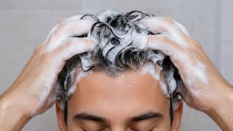 خلط السكّر مع الشامبو .. حيلة منزلية لتنظيف فروة الرأس