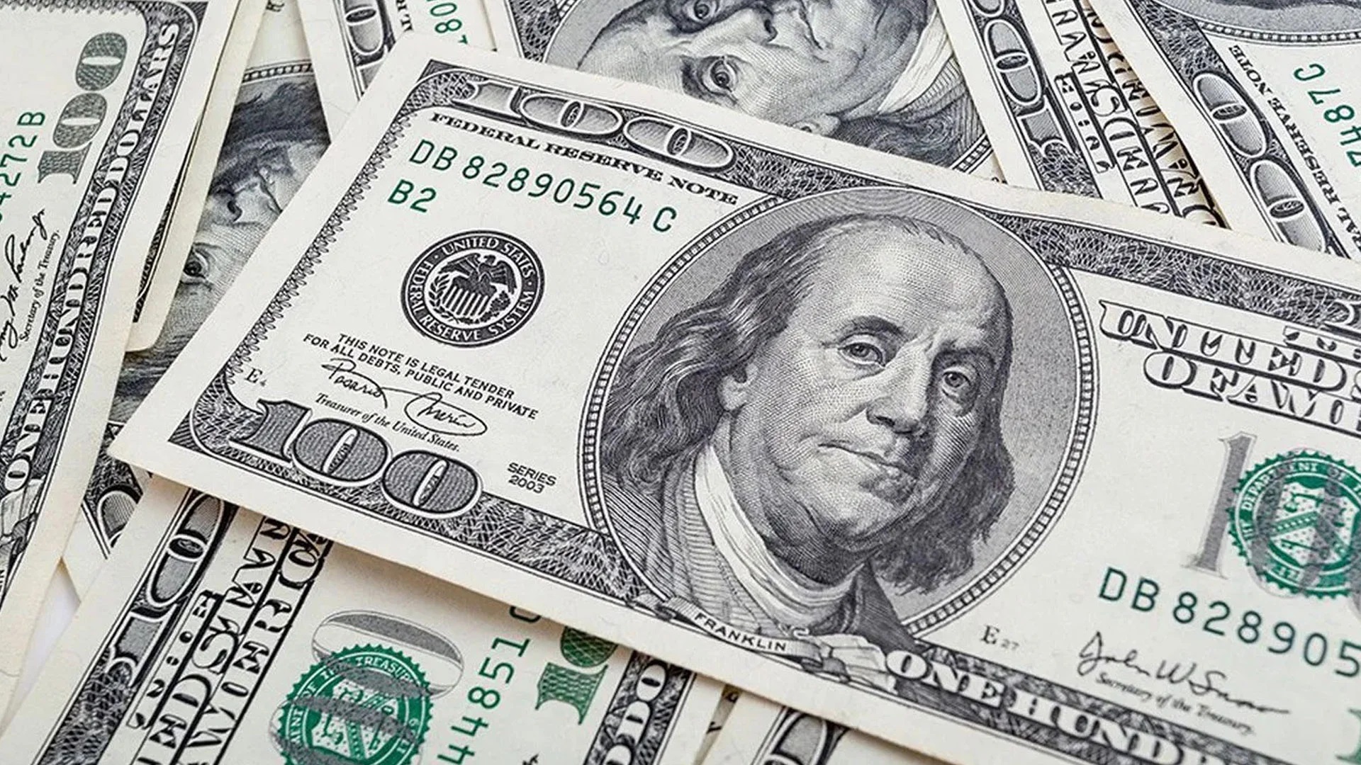 الدولار يهبط إلى أدنى مستوى في أكثر من شهرين