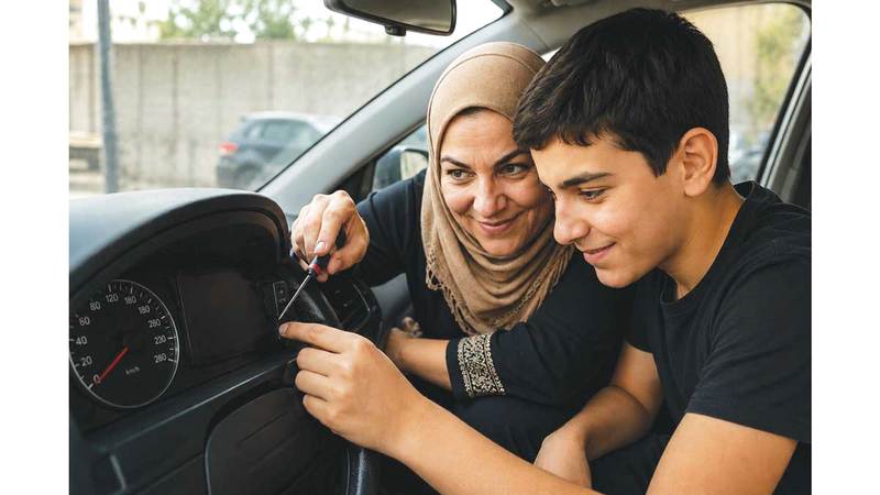 أمّ وابنها يتلاعبان في عداد سيارة لزيادة سعرها