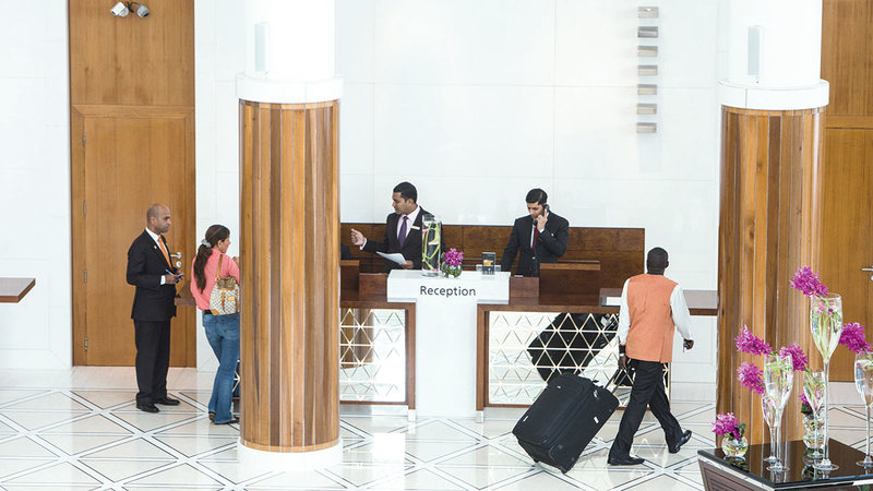 متعاملون: تجاهل الشروط يحوّل «الإلغاء المجاني» للحجوزات الفندقية إلى خسائر مالية