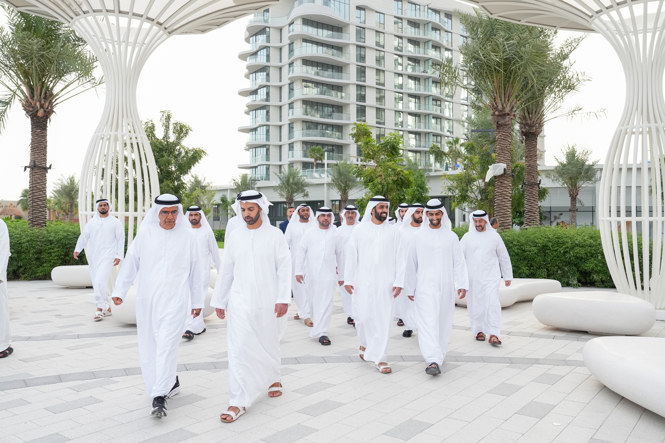 ولي عهد رأس الخيمة يتفقد سير العمل في مشاريع