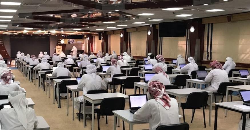 مدارس تحذر من العبث بأجهزة الحاسوب وتمنع الطلبة من تعديل أنظمة التشغيل