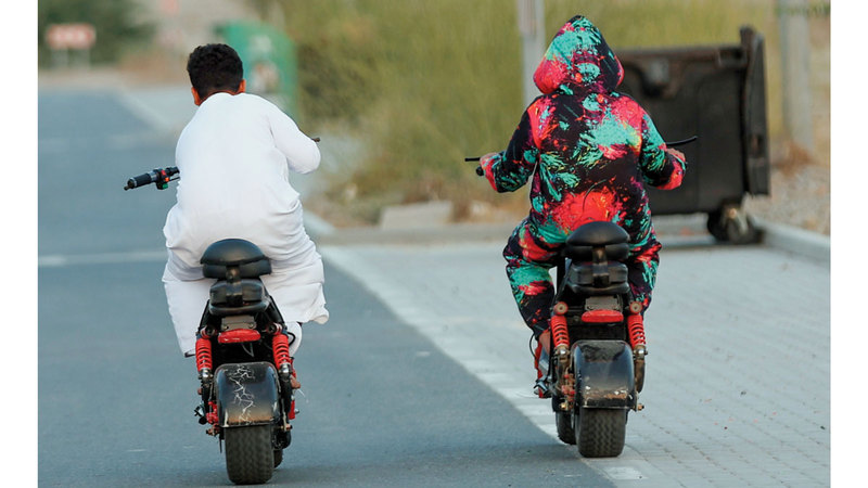 سهر ومغامرات خطرة بالدراجات وإدمان إلكتروني.. سلوكيات سلبية خلال إجازة الطلبة