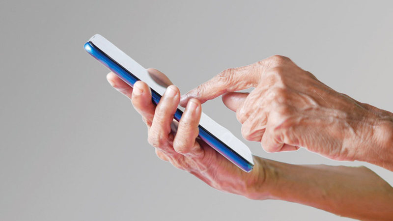 «التواصل مع العائلة» وراء دخول كبار المواطنين عالم التطبيقات الذكية