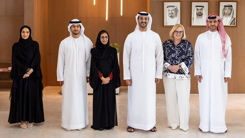 «الإمارات للسياحة» يبحث توسيع نطاق استخدام «جيوَن» في «القطاع»