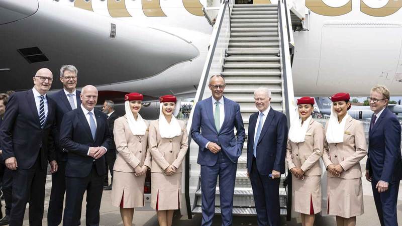 «طيران الإمارات» تستقبل المستشار الألماني على «A380»