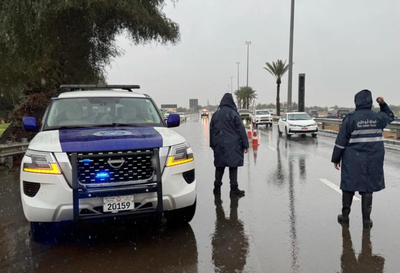 شرطة أبوظبي تهيب بالسائقين الالتزام بالقيادة الآمنة وبإرشادات السلامة خلال الأجواء الماطرة