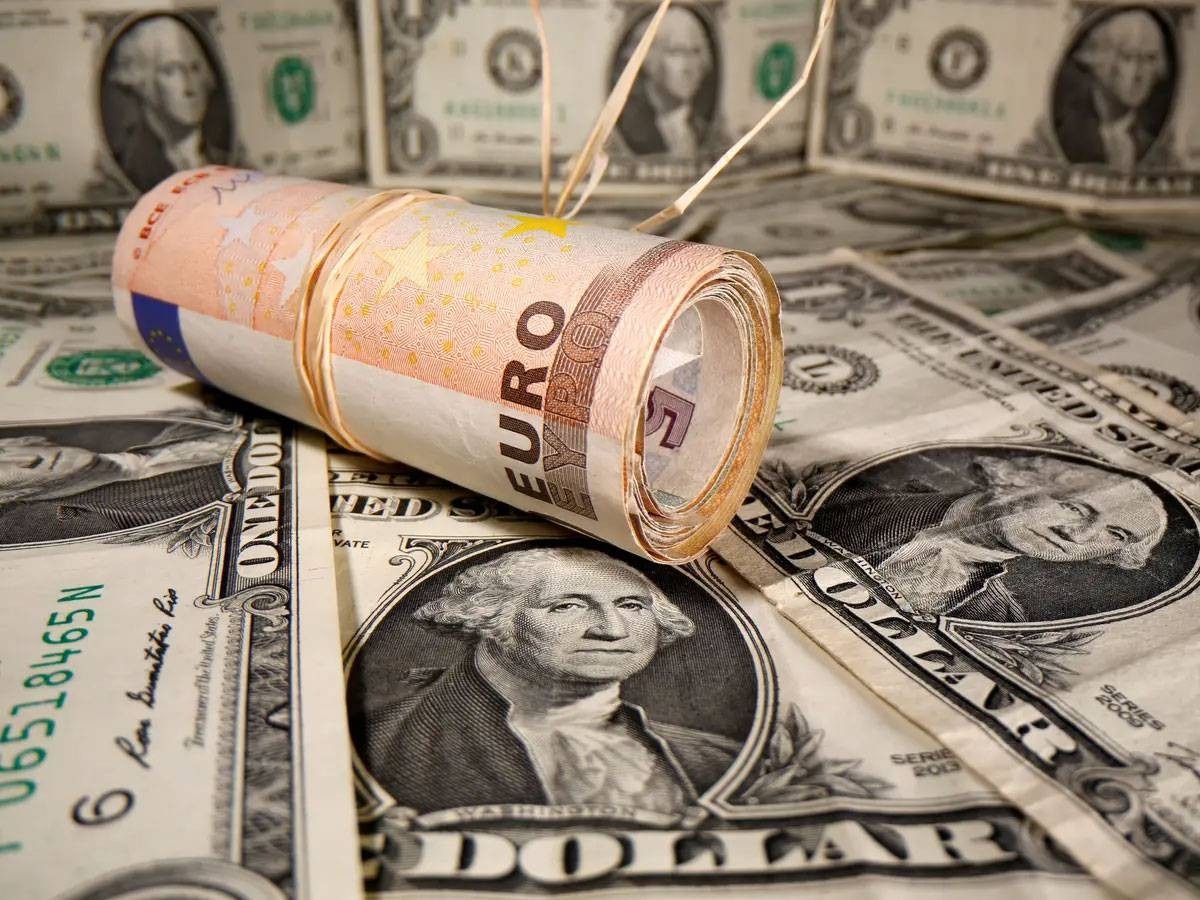 الدولار يتماسك أمام اليورو والين مع تزايد الضغوط التجارية الأمريكية