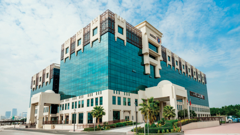 مدربة عارضات وزوجها يقاضيان صديقتها بسبب خلافات مالية