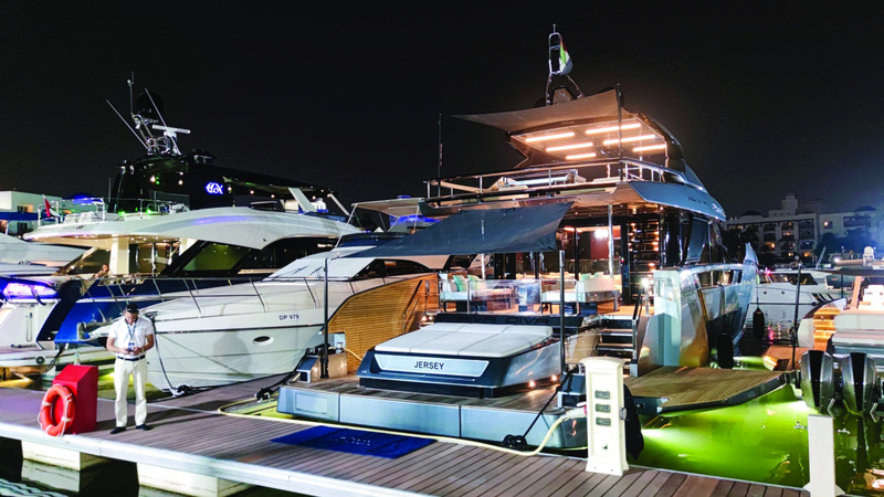 «سيارة مائية» بصناعة إماراتية ويخوت «هجينة» في «دبي للقوارب المستعملة»