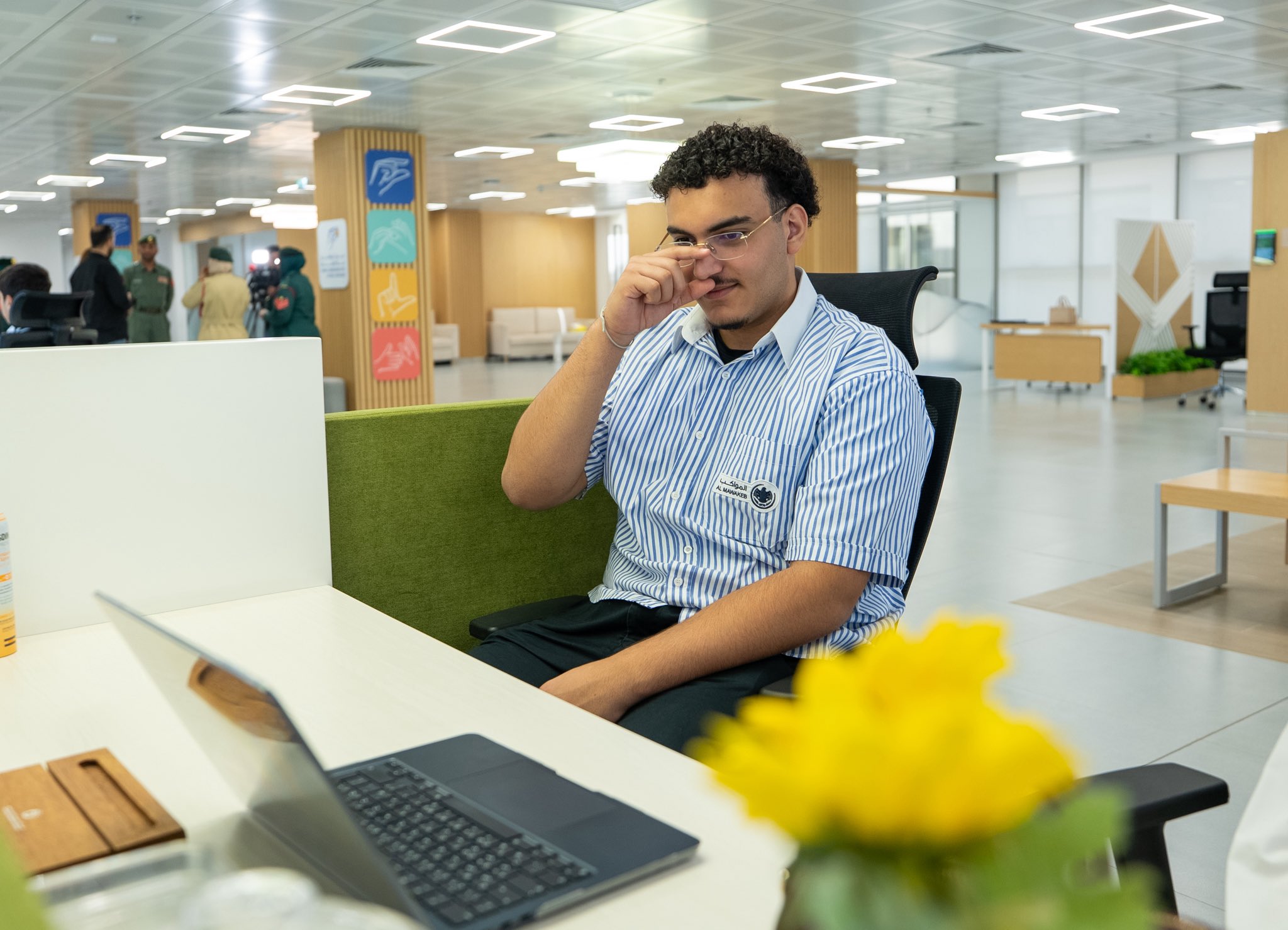 دبي تحقق رقماً قياسياً عالمياً بأكبر درس افتراضي لتعلّم لغة الإشارة