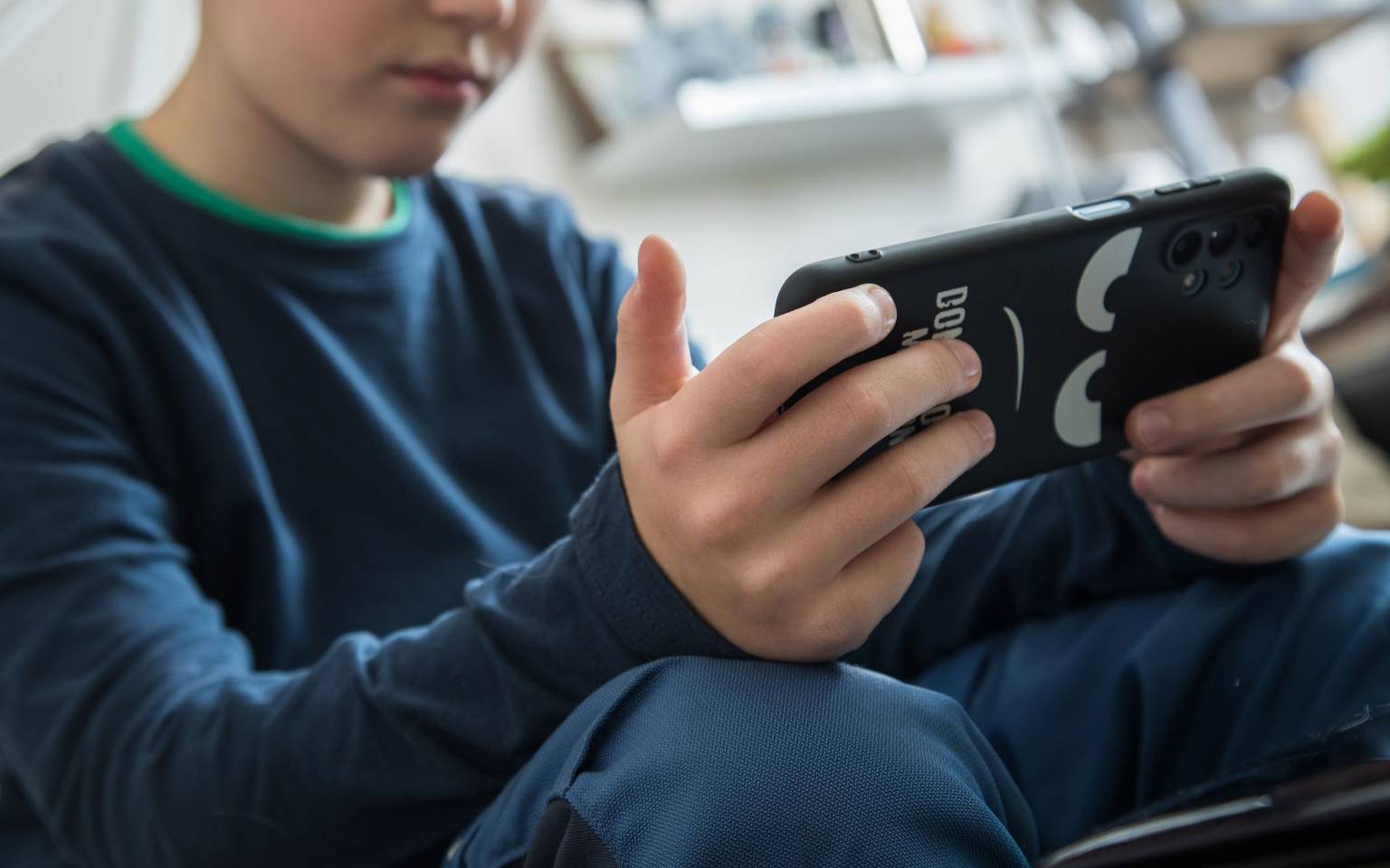 لهذا السبب .. لا تحرم المراهق من الهاتف الذكي كإجراء عقابي