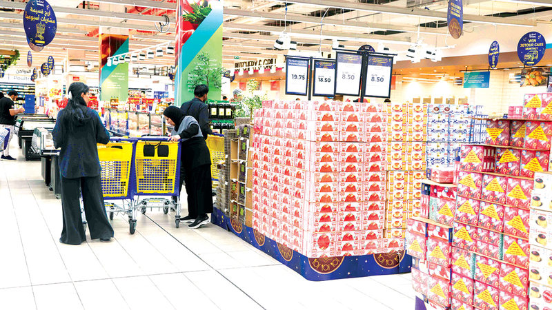 «تسوّق عشوائي» في رمضان يرفع فواتير الشراء ويُهدر المواد
