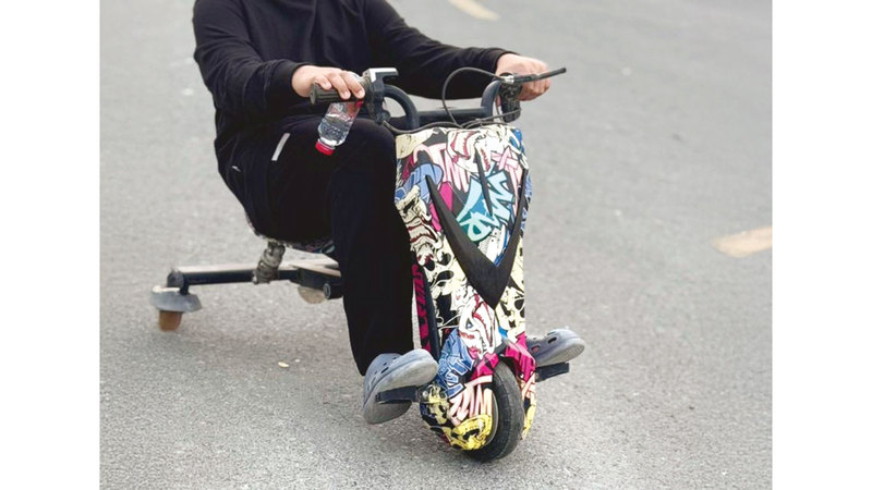 دراجات كهربائية «غير مرئية» تتجول في الشوارع الداخلية وتربك السائقين