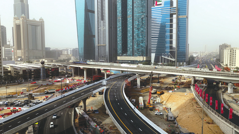 «طرق دبي» تفتتح جسرين ضمن مشروع «دوار المركز التجاري»